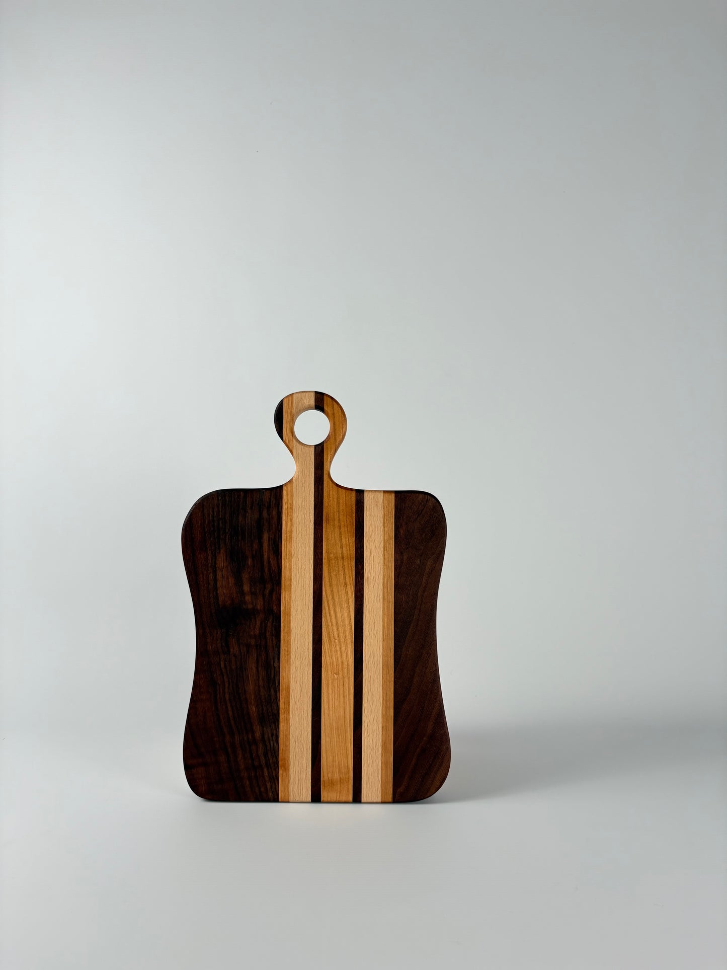 Planche à découper artisanale en bois massif fabriquée à la main à Lille.