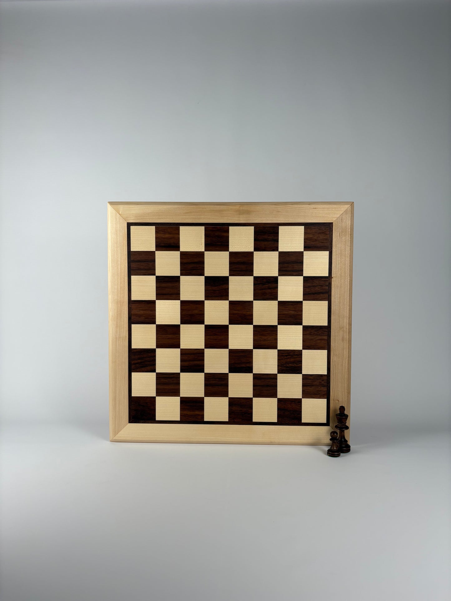 Échiquier artisanal en bois signé Argoat Créations, fabriqué à Lille, 100% made in France