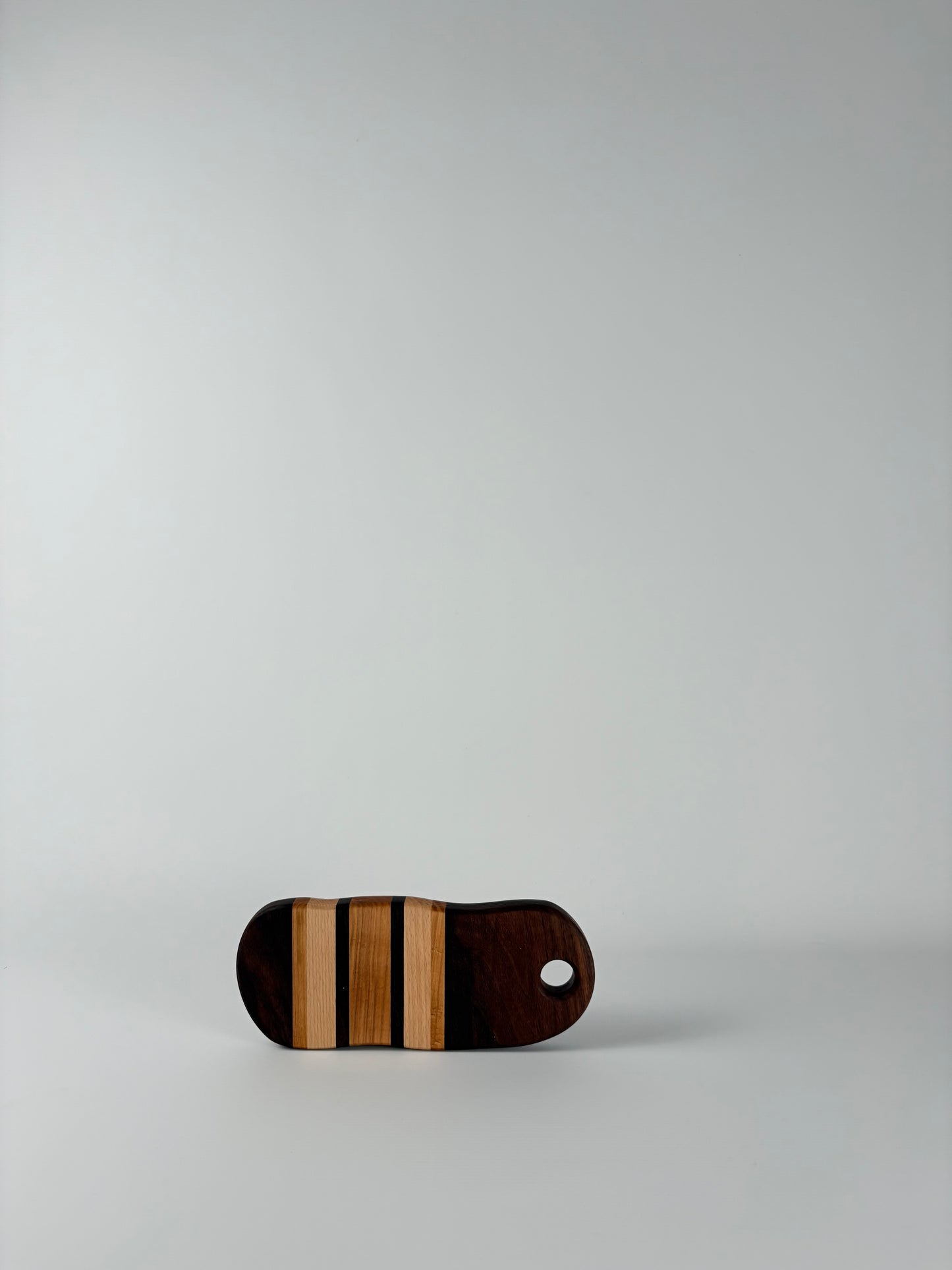 Planche à découper artisanale en bois massif fabriquée à la main à Lille.