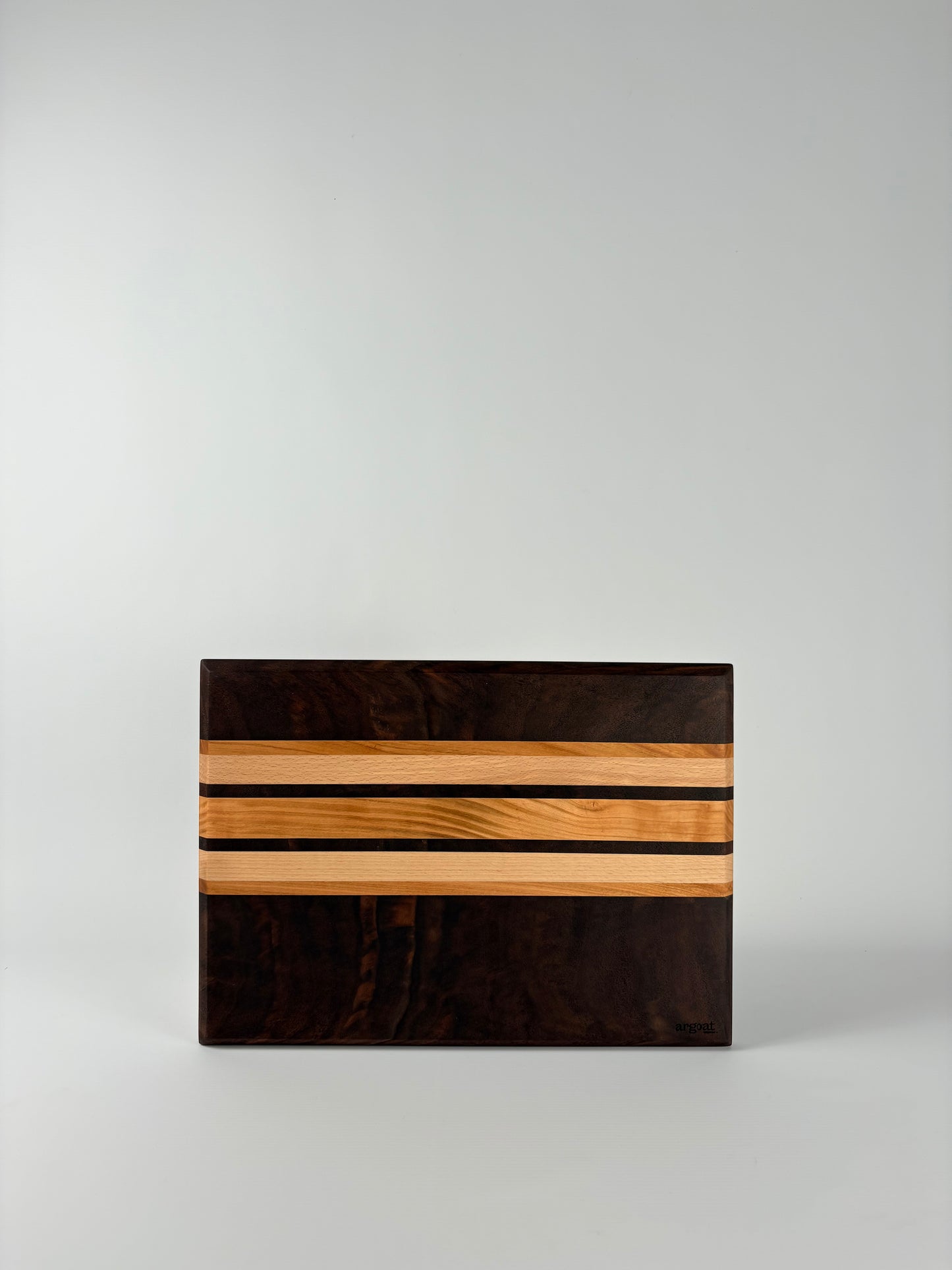 Planche à découper artisanale en bois massif fabriquée à la main à Lille.