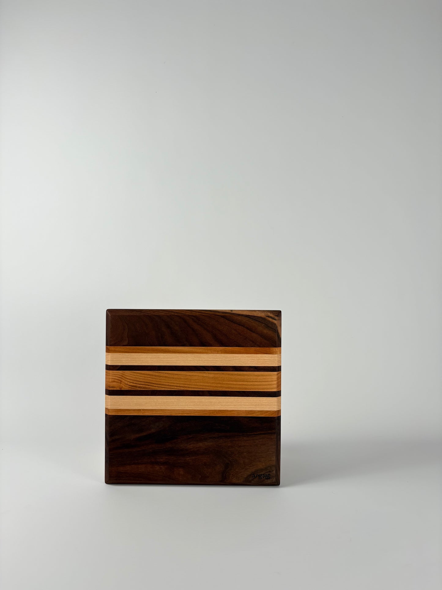 Planche à découper artisanale en bois massif fabriquée à la main à Lille.
