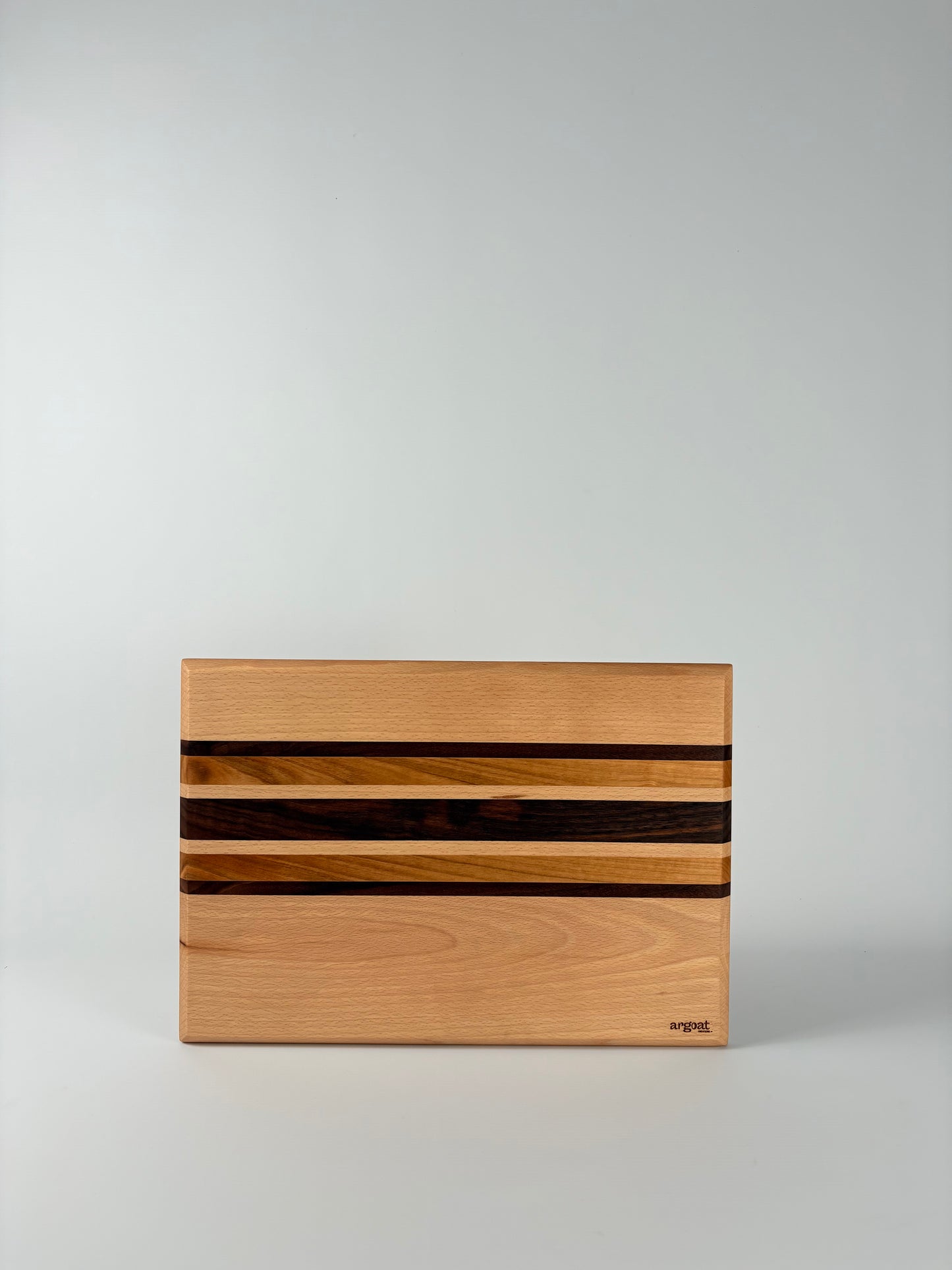 Planche à découper artisanale en bois massif fabriquée à la main à Lille.