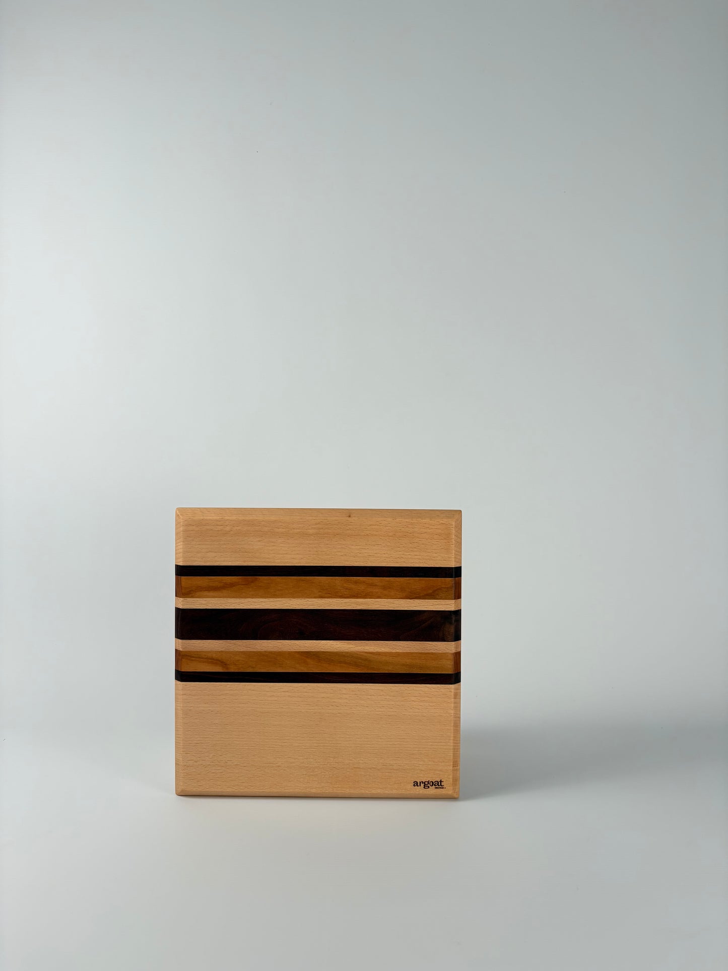 Planche à découper artisanale en bois massif fabriquée à la main à Lille.