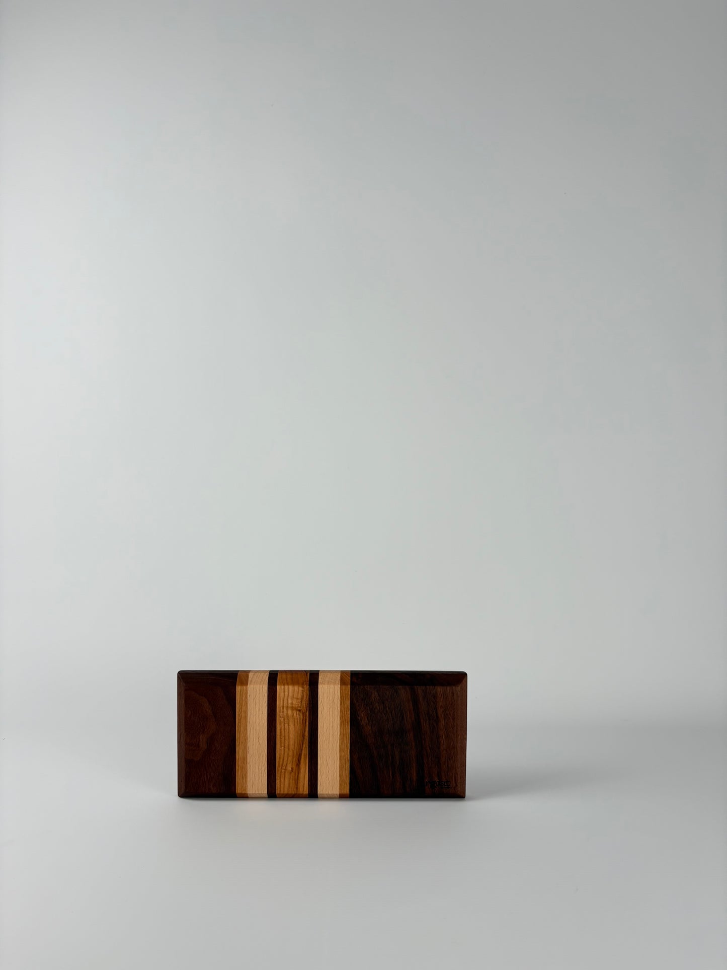 Planche à découper artisanale en bois massif fabriquée à la main à Lille.