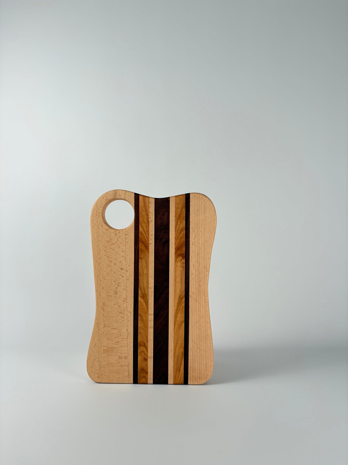 Planche à découper artisanale en bois massif fabriquée à la main à Lille