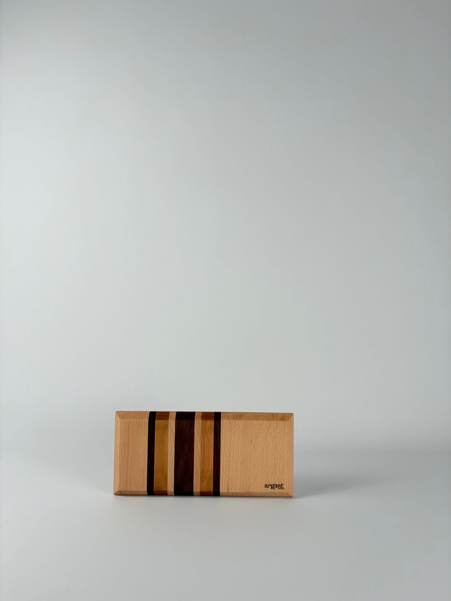Planche à découper artisanale en bois massif fabriquée à la main à Lille.