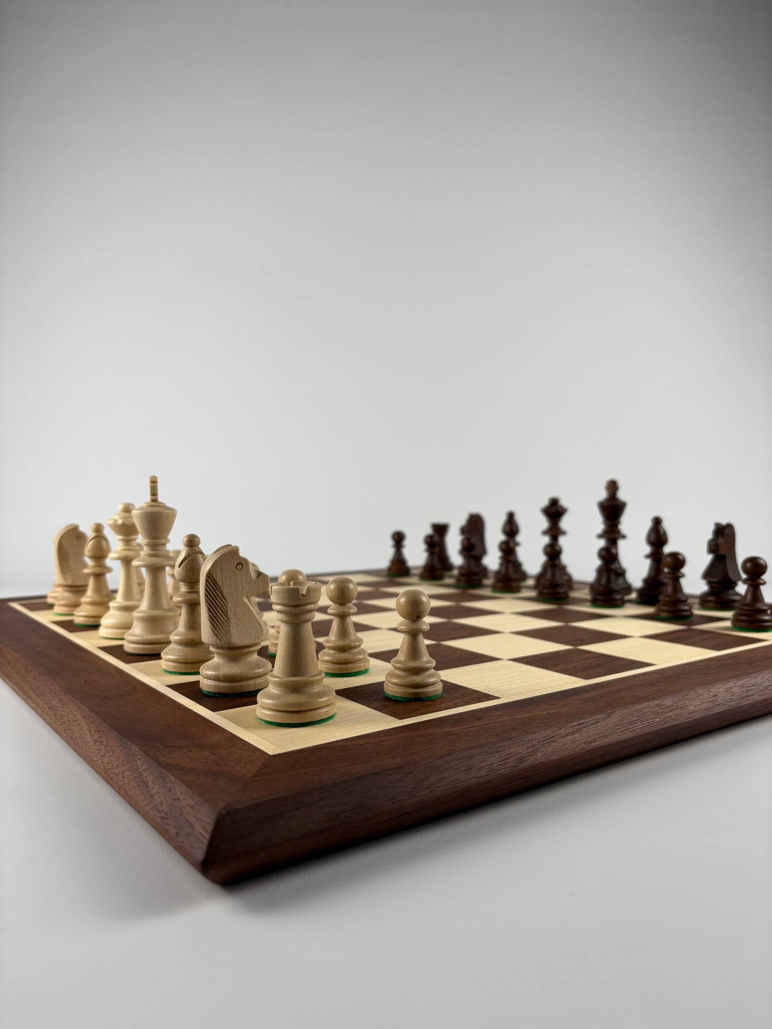 Échiquier artisanal en bois signé Argoat Créations, fabriqué à Lille, 100% made in France
Artisanal - Ebéniste - fait main -jeu d'échec - chessboard - local - Noyer - Erable - fabriqué en France - échec - échiquier - pièces