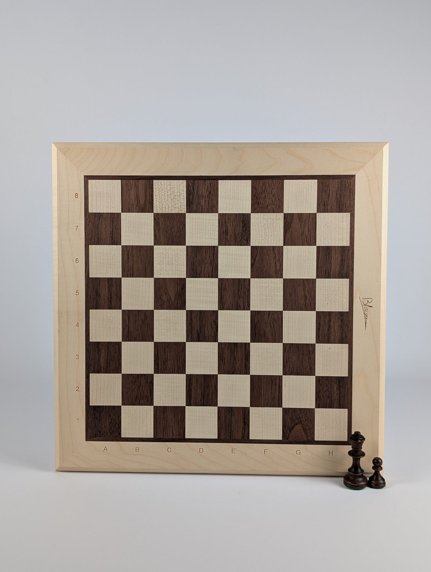 Échiquier artisanal en bois signé Argoat Créations, fabriqué à Lille, 100% made in France
Artisanal - Ebéniste - fait main -jeu d'échec - chessboard - local - Noyer - Erable - fabriqué en France - échec - échiquier 