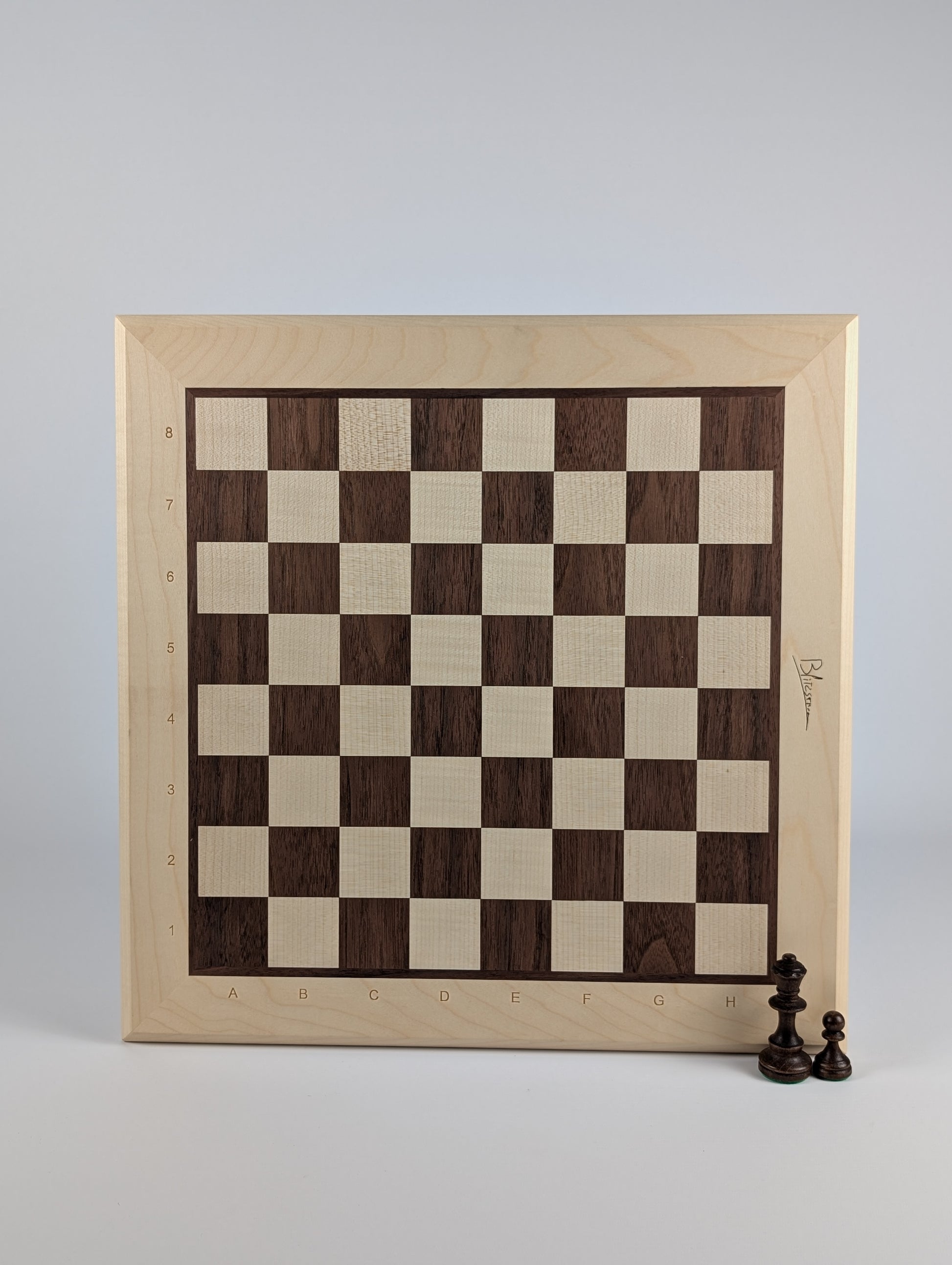 Échiquier artisanal en bois signé Argoat Créations, fabriqué à Lille, 100% made in France
Artisanal - Ebéniste - fait main -jeu d'échec - chessboard - local - Noyer - Erable - fabriqué en France - échec - échiquier 