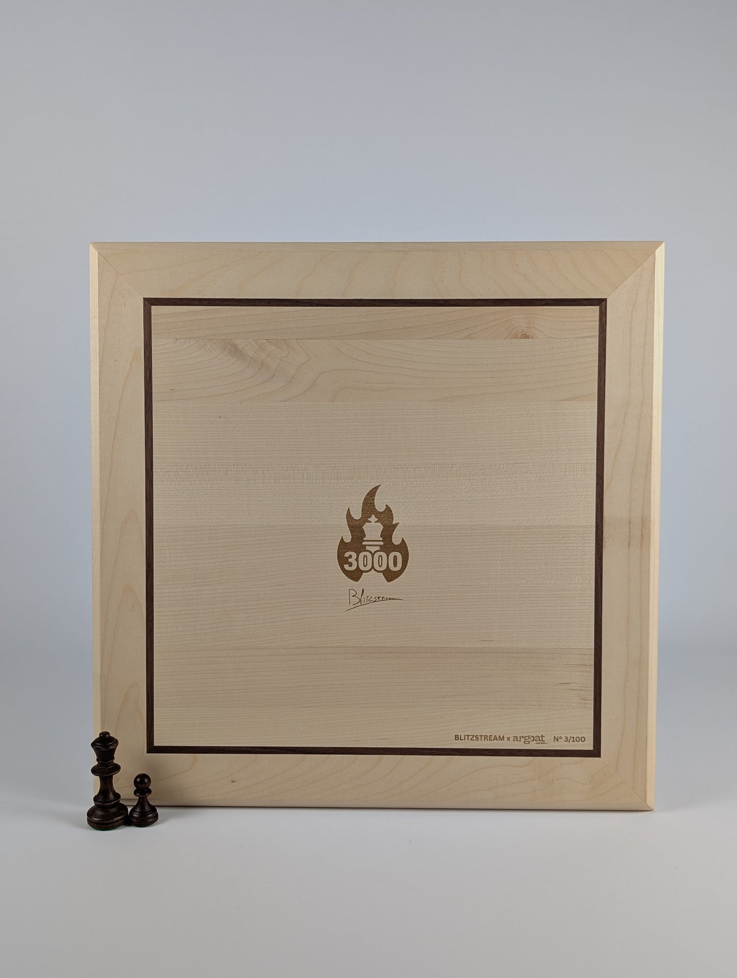 Échiquier artisanal en bois signé Argoat Créations, fabriqué à Lille, 100% made in France
Artisanal - Ebéniste - fait main -jeu d'échec - chessboard - local - Noyer - Erable - fabriqué en France - échec - échiquier 
