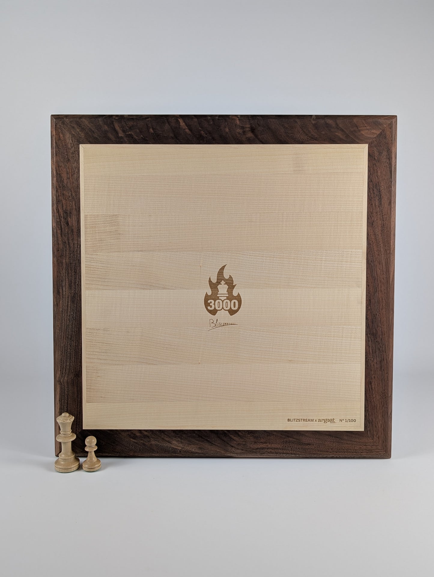 Échiquier artisanal en bois signé Argoat Créations, fabriqué à Lille, 100% made in France
Artisanal - Ebéniste - fait main -jeu d'échec - chessboard - local - Noyer - Erable - fabriqué en France - échec - échiquier 