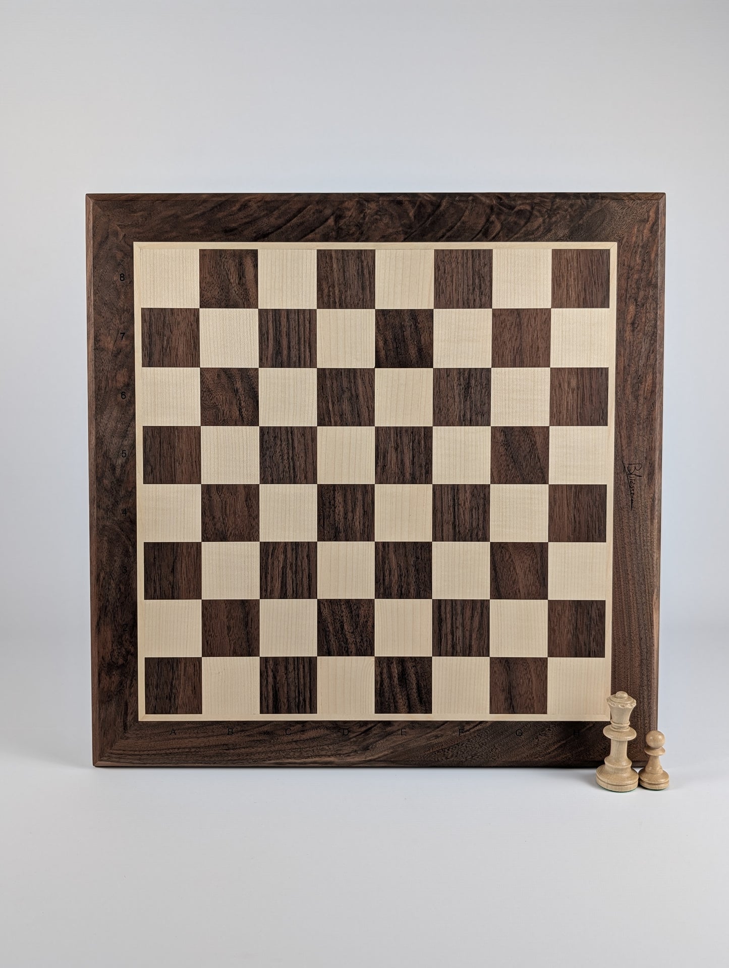 Échiquier artisanal en bois signé Argoat Créations, fabriqué à Lille, 100% made in France
Artisanal - Ebéniste - fait main -jeu d'échec - chessboard - local - Noyer - Erable - fabriqué en France - échec - échiquier 