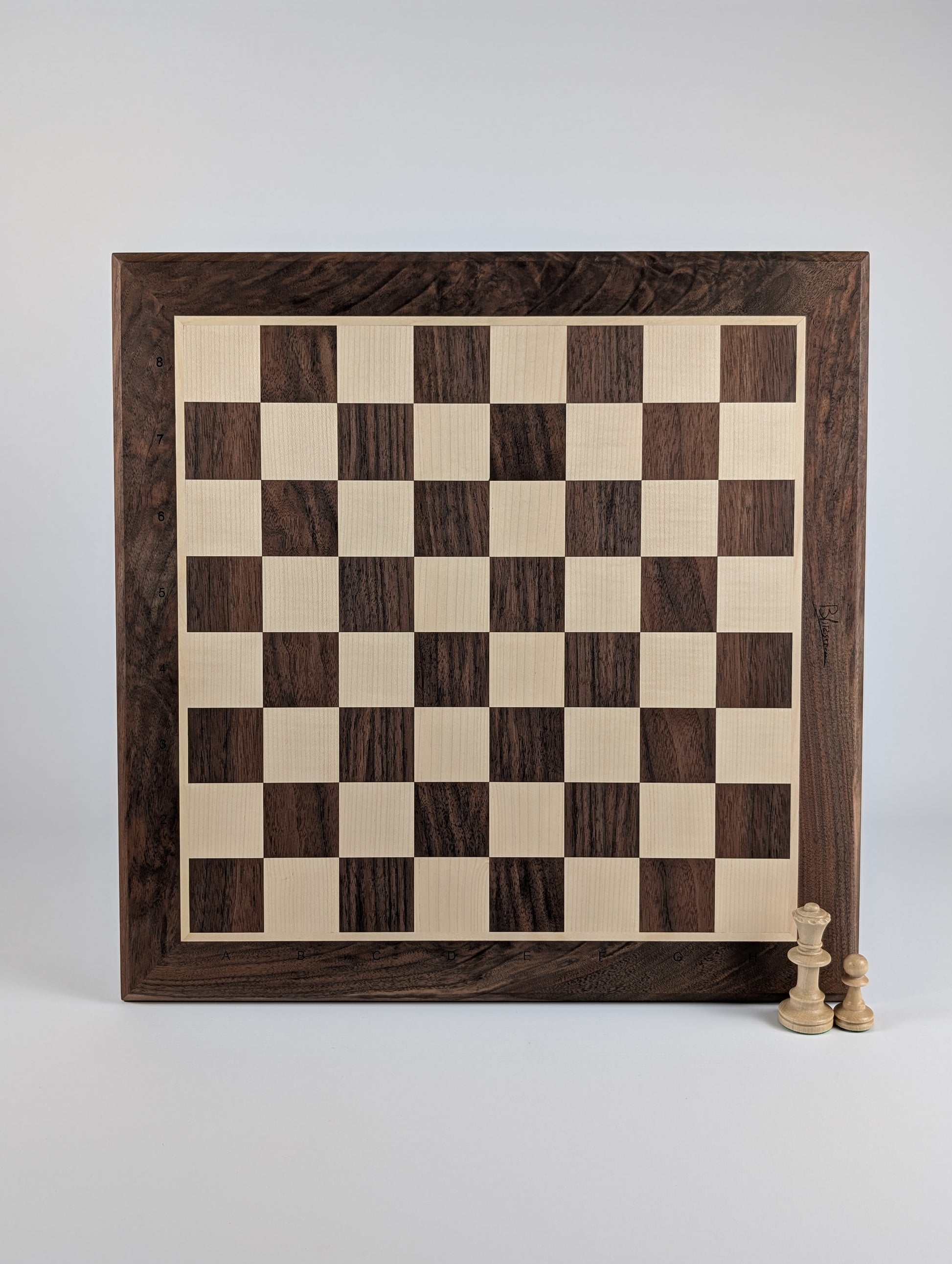 Échiquier artisanal en bois signé Argoat Créations, fabriqué à Lille, 100% made in France
Artisanal - Ebéniste - fait main -jeu d'échec - chessboard - local - Noyer - Erable - fabriqué en France - échec - échiquier 