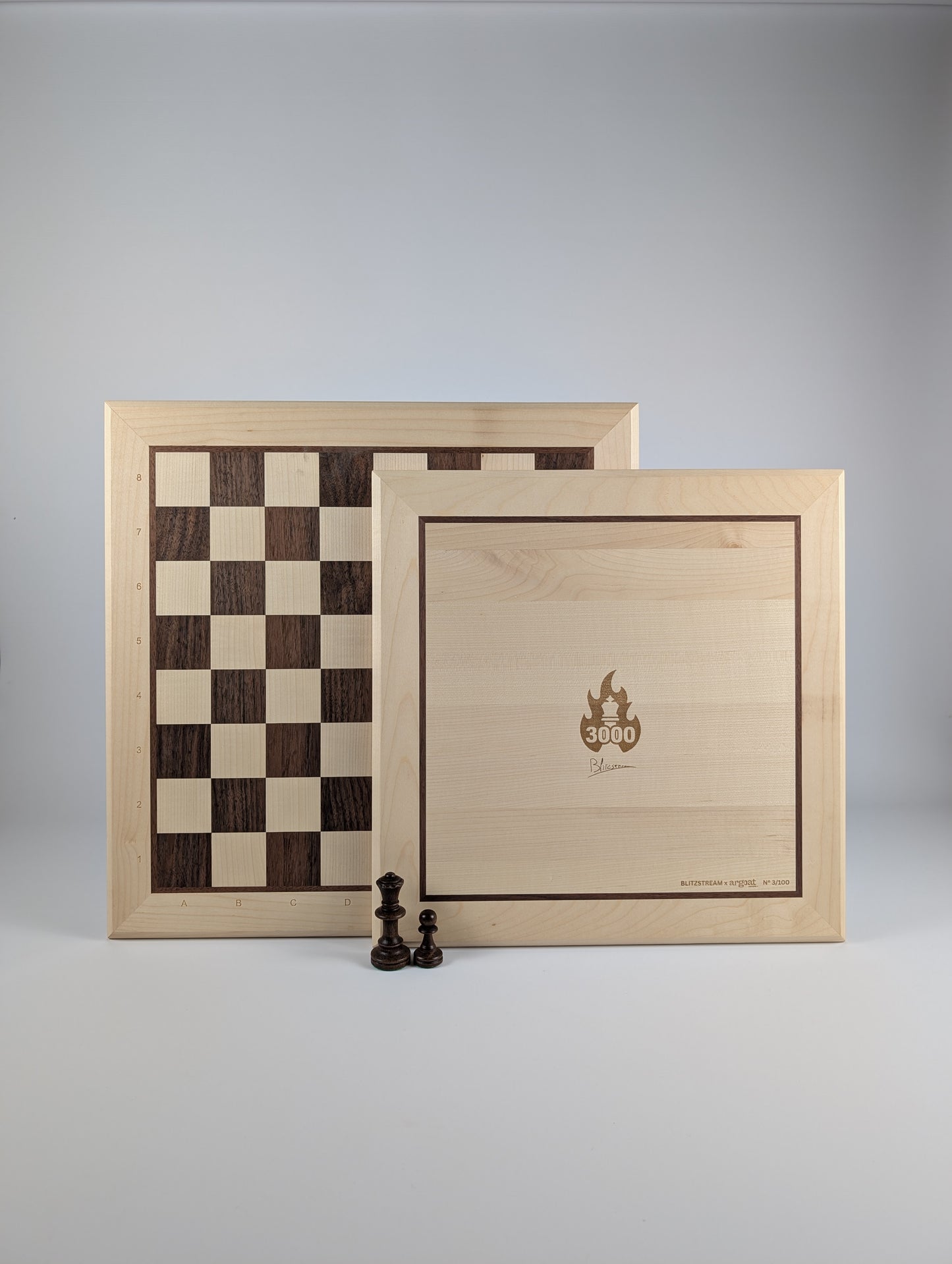 Échiquier artisanal en bois signé Argoat Créations, fabriqué à Lille, 100% made in France
Artisanal - Ebéniste - fait main -jeu d'échec - chessboard - local - Noyer - Erable - fabriqué en France - échec - échiquier - pièces