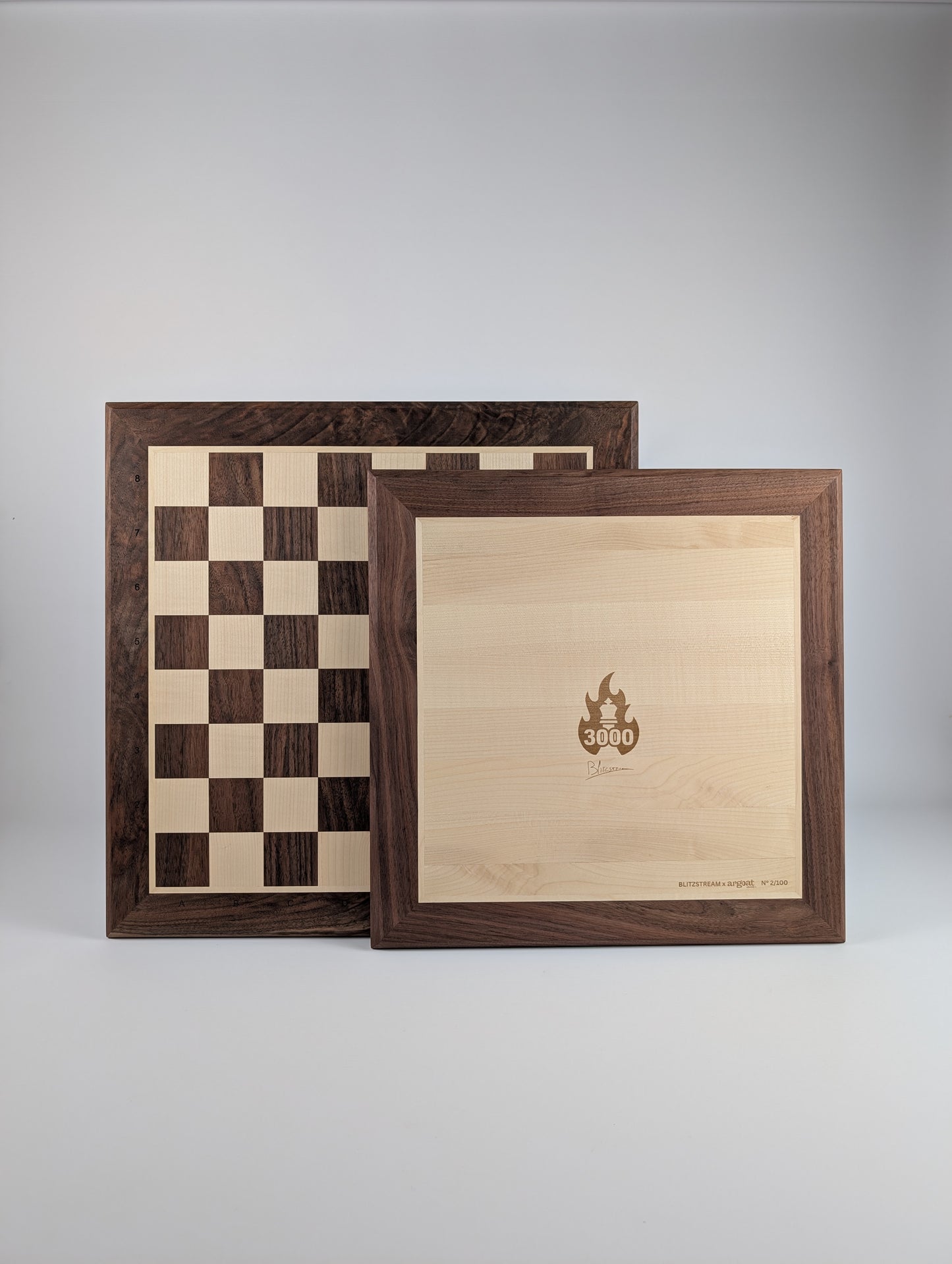 Échiquier artisanal en bois signé Argoat Créations, fabriqué à Lille, 100% made in France
Artisanal - Ebéniste - fait main -jeu d'échec - chessboard - local - Noyer - Erable - fabriqué en France - échec - échiquier - pièces