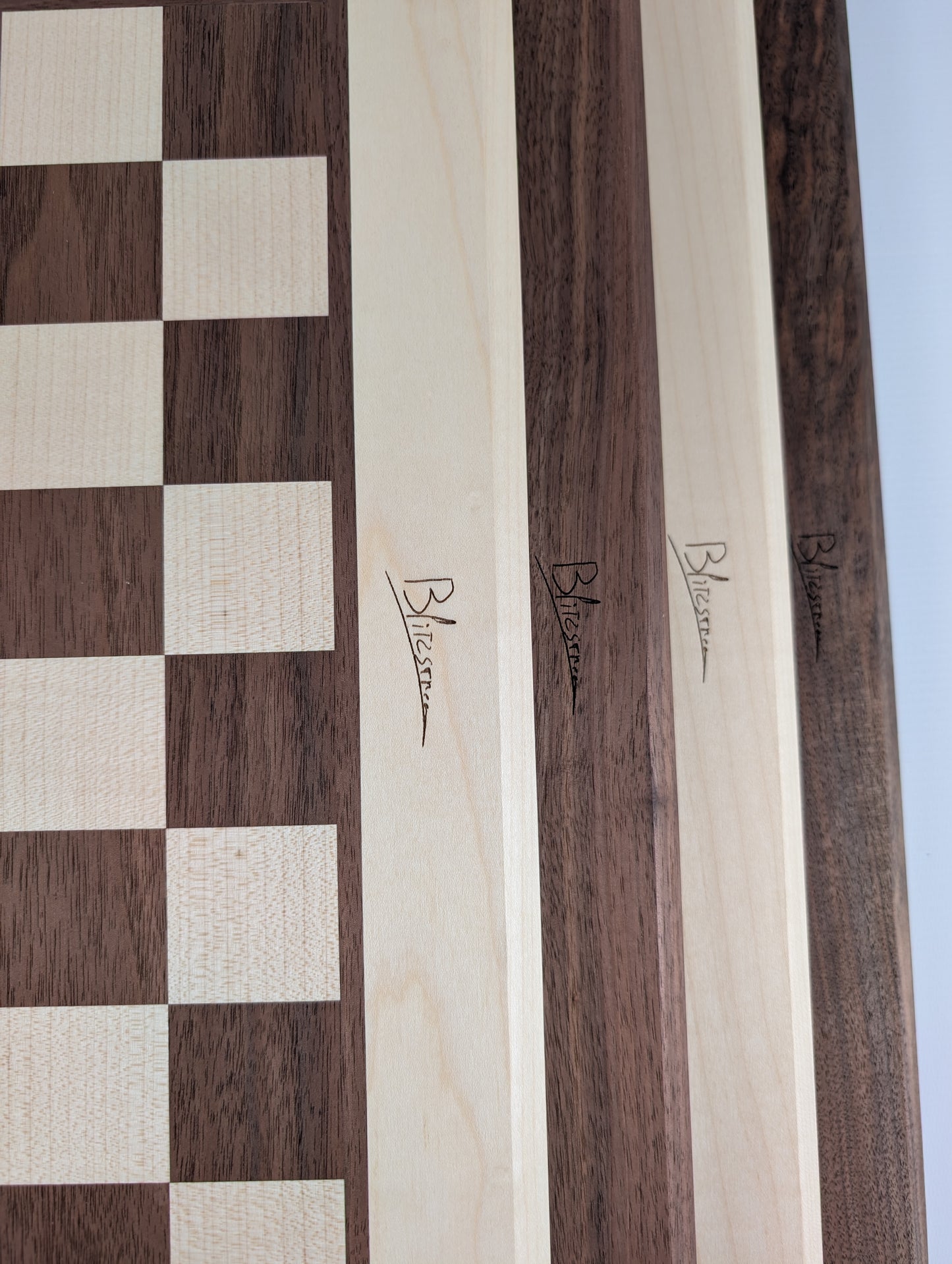 Échiquier artisanal en bois signé Argoat Créations, fabriqué à Lille, 100% made in France
Artisanal - Ebéniste - fait main -jeu d'échec - chessboard - local - Noyer - Erable - fabriqué en France - échec - échiquier - pièces