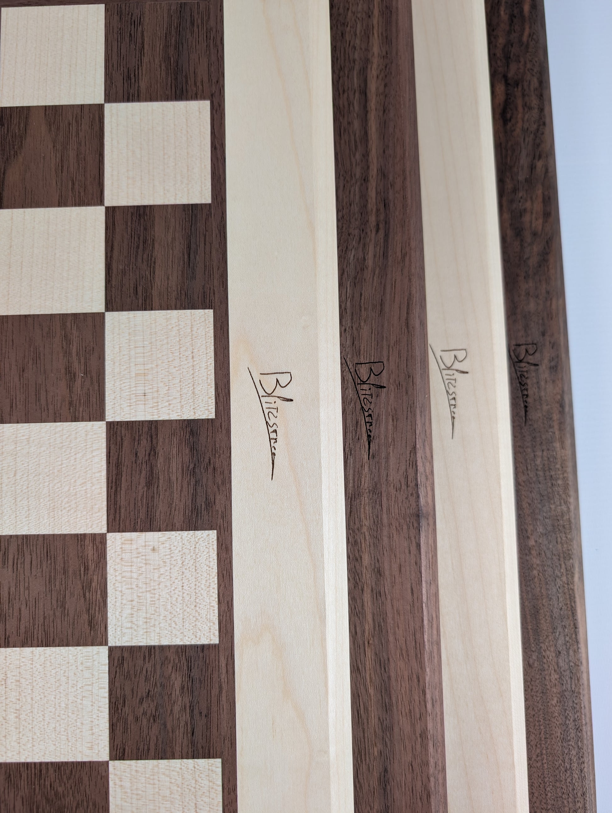 Échiquier artisanal en bois signé Argoat Créations, fabriqué à Lille, 100% made in France
Artisanal - Ebéniste - fait main -jeu d'échec - chessboard - local - Noyer - Erable - fabriqué en France - échec - échiquier - pièces