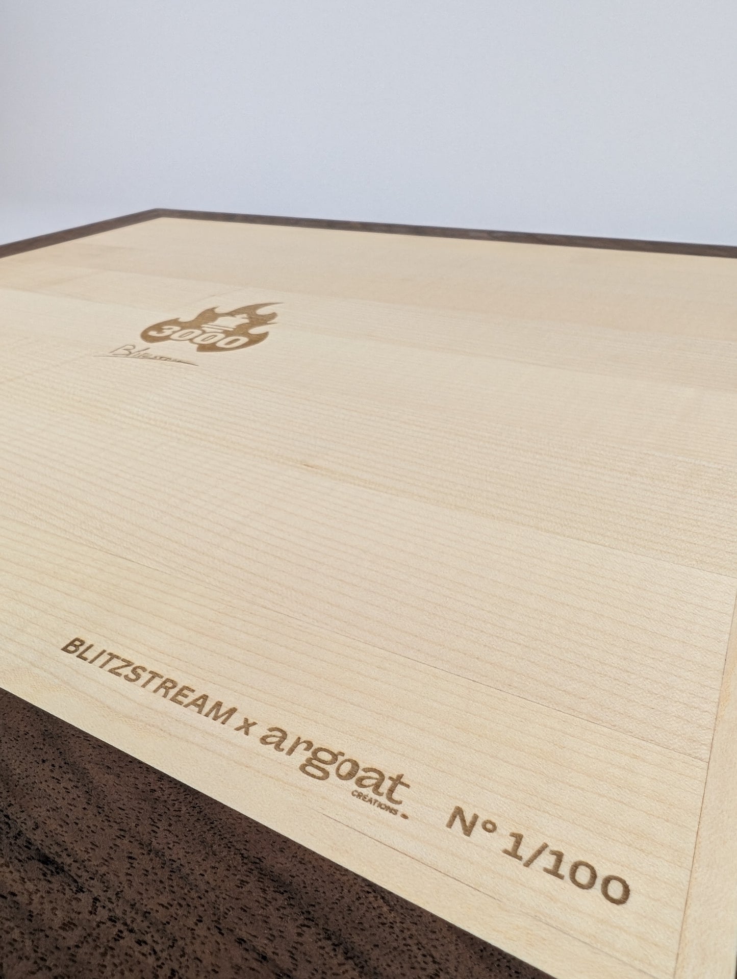 Échiquier artisanal en bois signé Argoat Créations, fabriqué à Lille, 100% made in France
Artisanal - Ebéniste - fait main -jeu d'échec - chessboard - local - Noyer - Erable - fabriqué en France - échec - échiquier - pièces