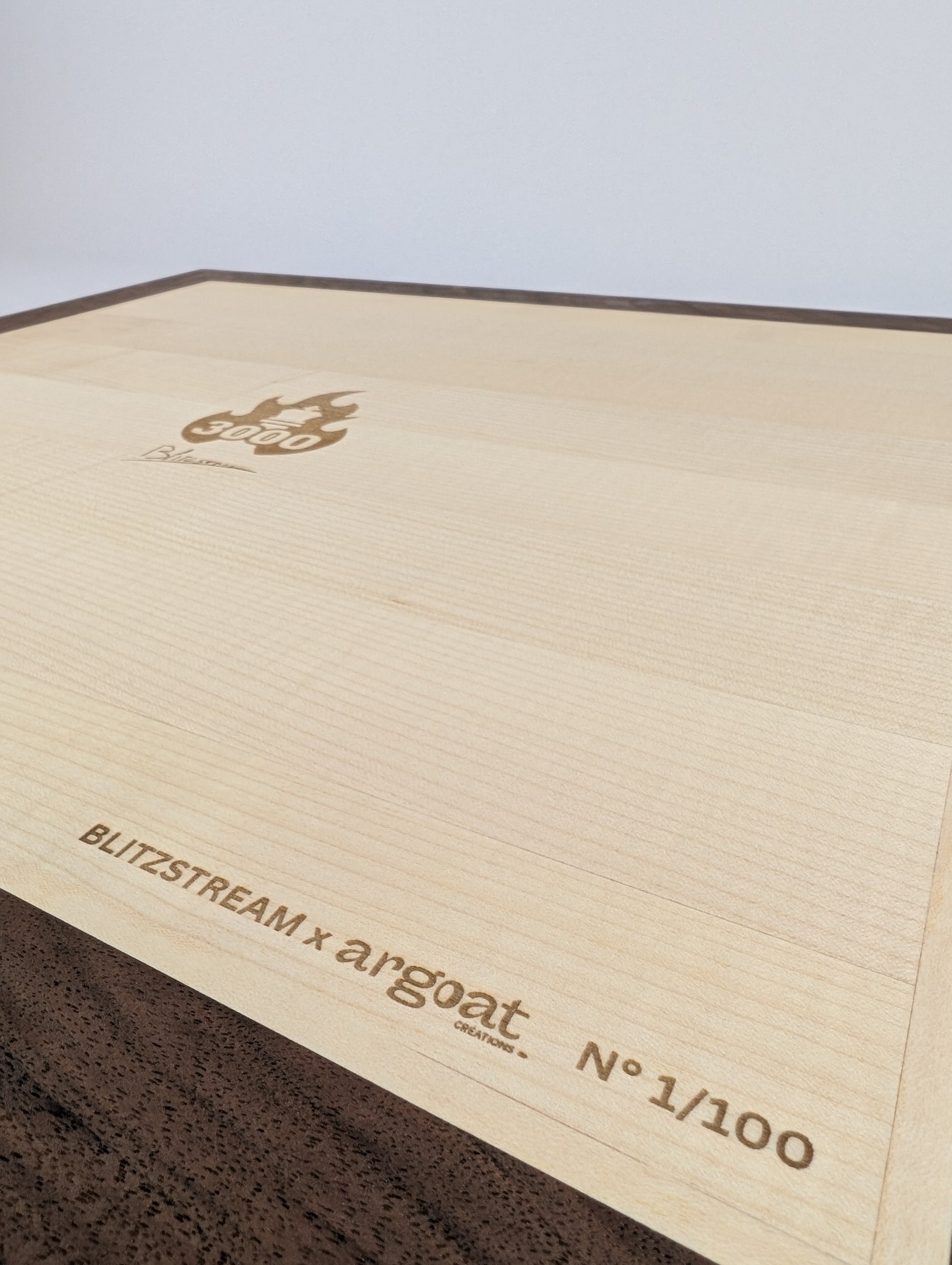 Échiquier artisanal en bois signé Argoat Créations, fabriqué à Lille, 100% made in France
Artisanal - Ebéniste - fait main -jeu d'échec - chessboard - local - Noyer - Erable - fabriqué en France - échec - échiquier - pièces