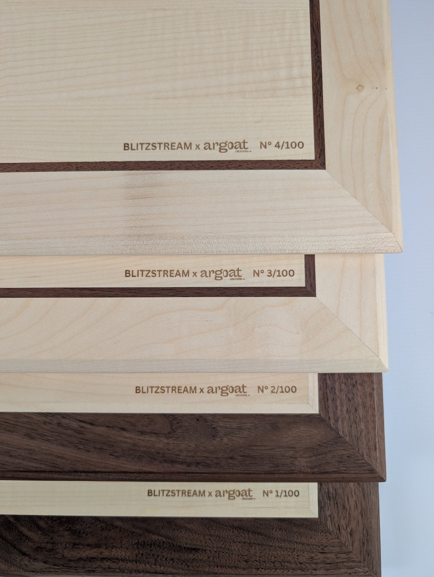Échiquier artisanal en bois signé Argoat Créations, fabriqué à Lille, 100% made in France
Artisanal - Ebéniste - fait main -jeu d'échec - chessboard - local - Noyer - Erable - fabriqué en France - échec - échiquier - pièces