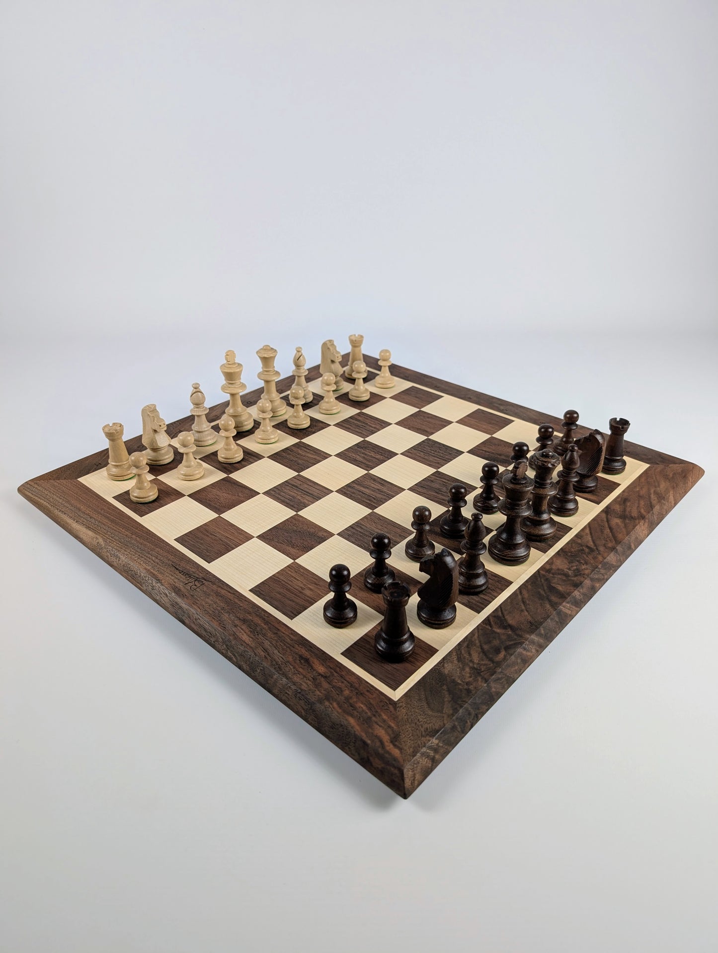 Échiquier artisanal en bois signé Argoat Créations, fabriqué à Lille, 100% made in France
Artisanal - Ebéniste - fait main -jeu d'échec - chessboard - local - Noyer - Erable - fabriqué en France - échec - échiquier - pièces