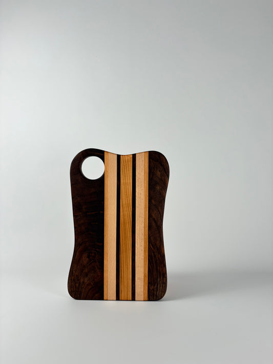 Planche à découper artisanale en bois massif fabriquée à la main à Lille.
