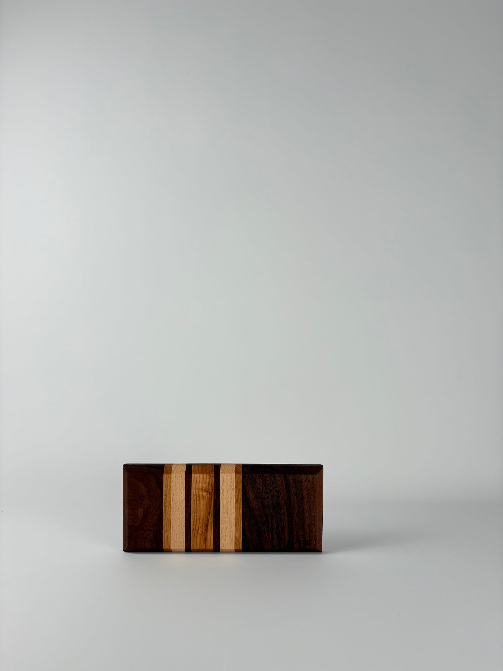 Planche à découper artisanale en bois massif fabriquée à la main à Lille.