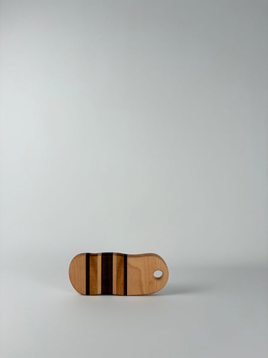 Planche à découper artisanale en bois massif fabriquée à la main à Lille.