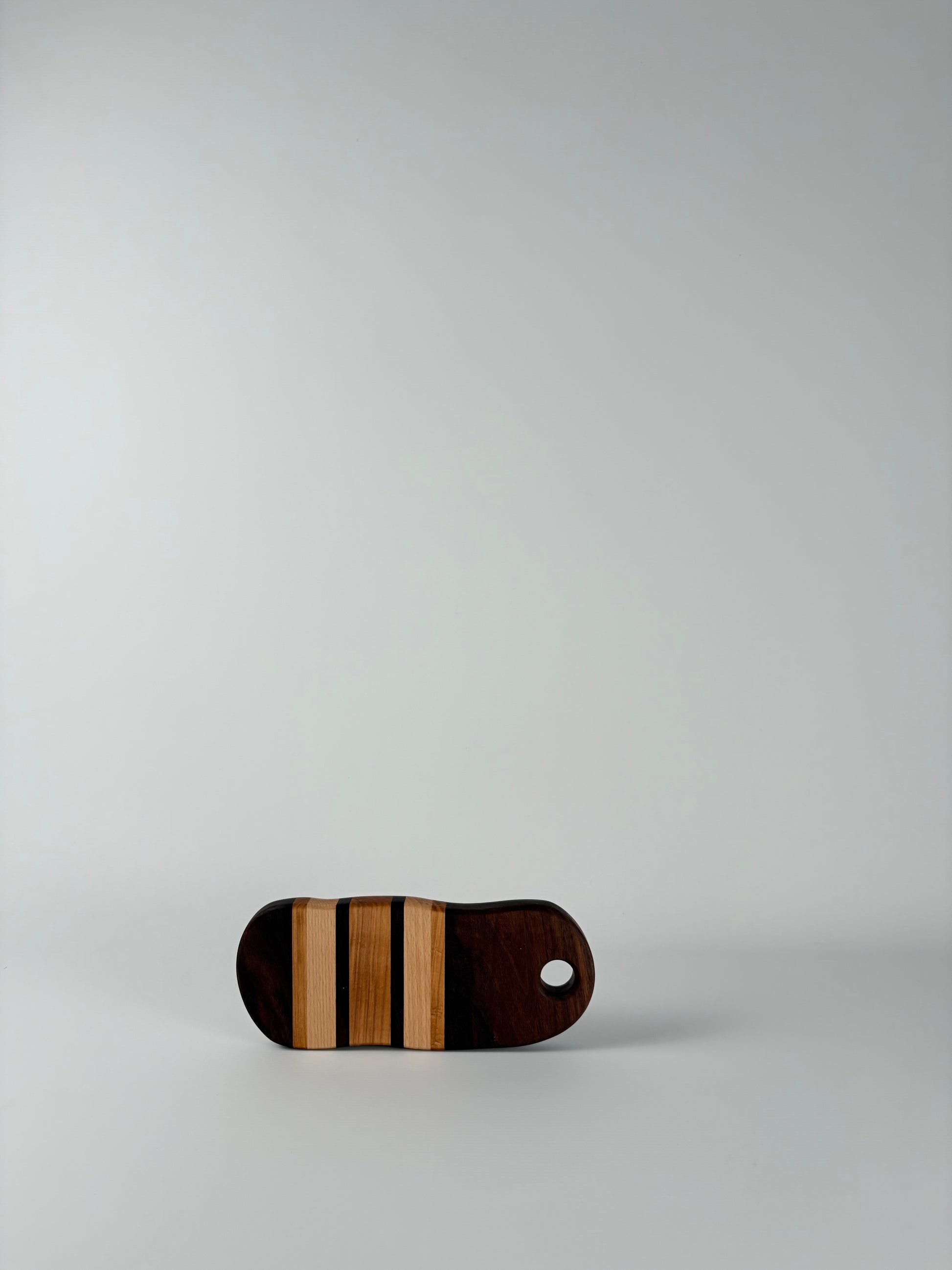 Planche à découper artisanale en bois massif fabriquée à la main à Lille.