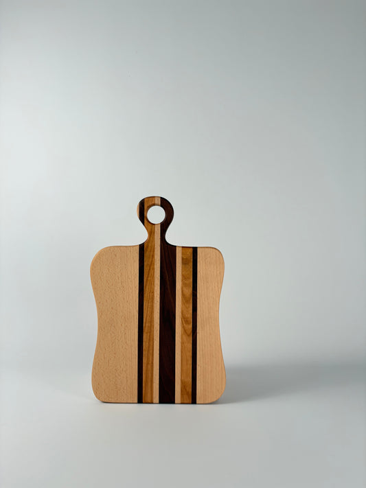 Planche à découper artisanale en bois massif fabriquée à la main à Lille.
