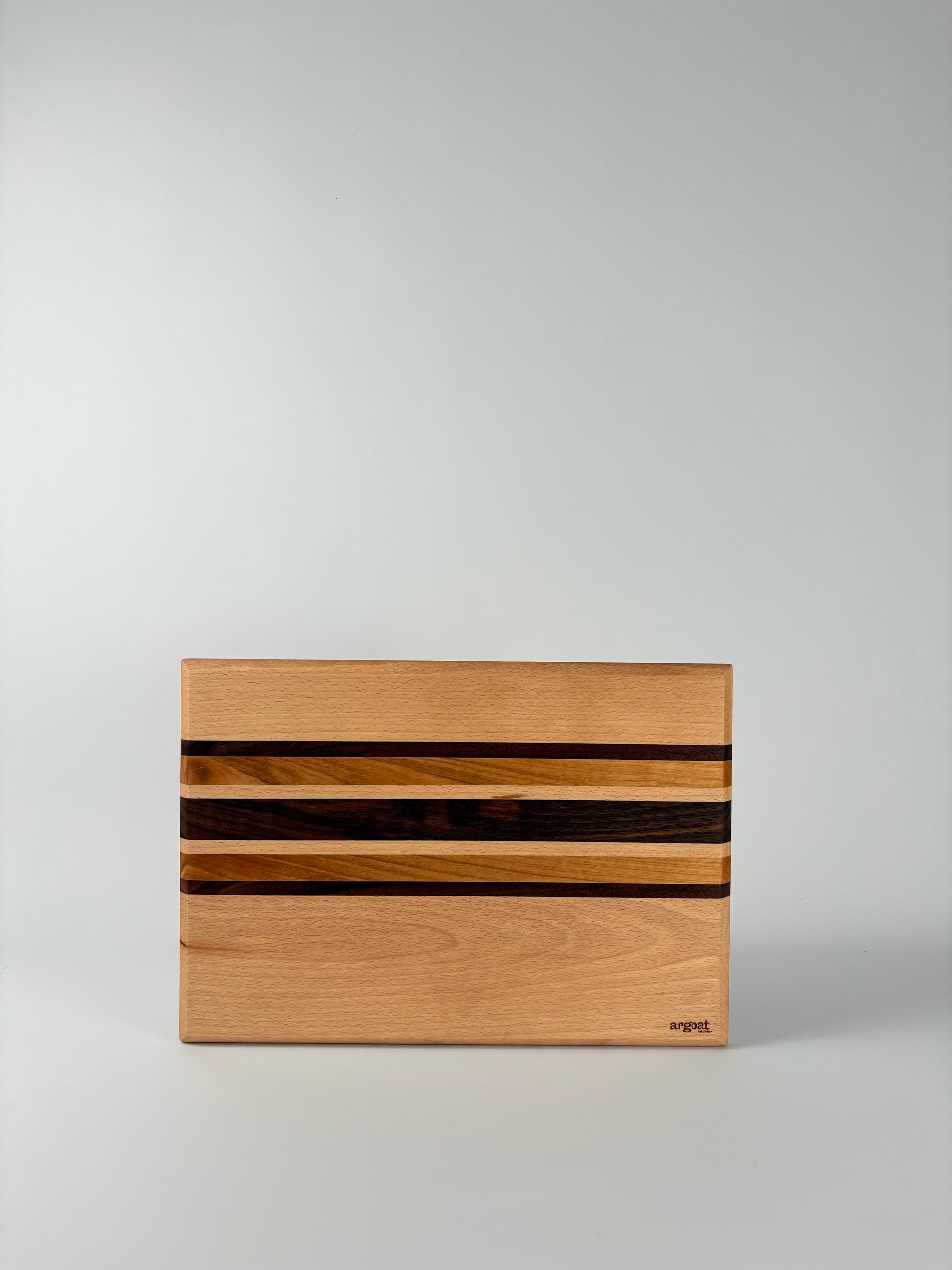Planche à découper artisanale en bois massif fabriquée à la main à Lille.